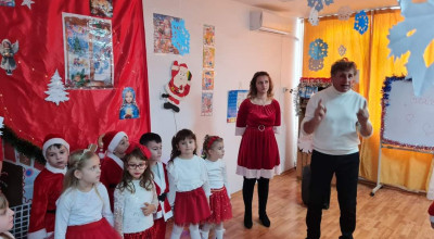 Primarul comunei Bogați, alături de prichindeii din localitate