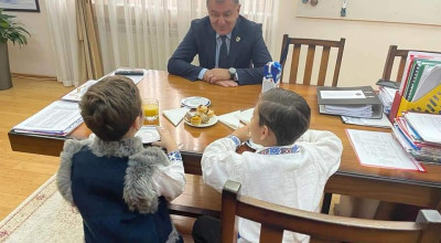 Doi elevi din Pitești, interviu cu primarul Cristian Gentea