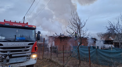 ACUM! Incendiu la acoperișul unei case din Argeș!