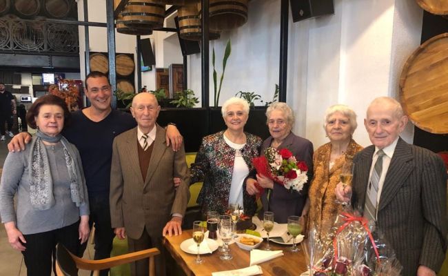 Primarul Gentea a premiat un cuplu din Piteşti care a împlinit 70 de ani de căsătorie