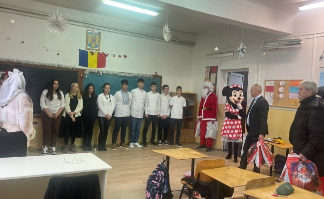Primarul de la Mărăcineni, CADOURI pentru elevii din comună