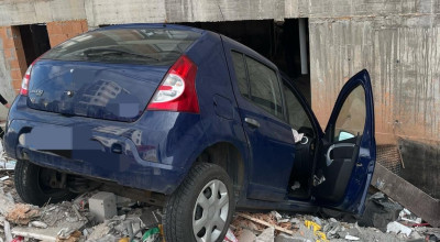 ACUM! Accident cu DOUĂ VICTIME în Pitești! A intrat cu mașina într-un BLOC