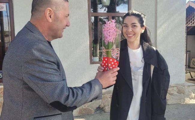 Primarul Dan Stroe a oferit flori doamnelor și domnișoarelor