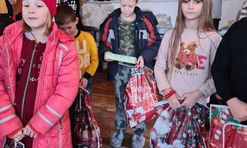 Daruri pentru 35 de copii ucraineni aflaţi în comuna Budeasa