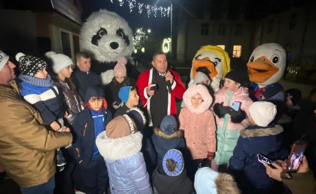 Sărbătoare în comuna Bradu! Primarul Dan Stroe a aprins iluminatul festiv