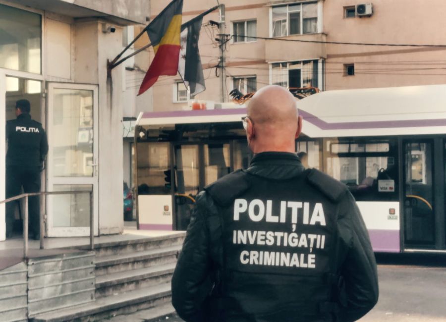 Un POLIȚIST din Argeș a RETURNAT o geantă în care se aflau 15.000 de euro