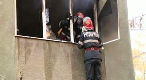 ACUM! INCENDIU într-un APARTAMENT din Pitești