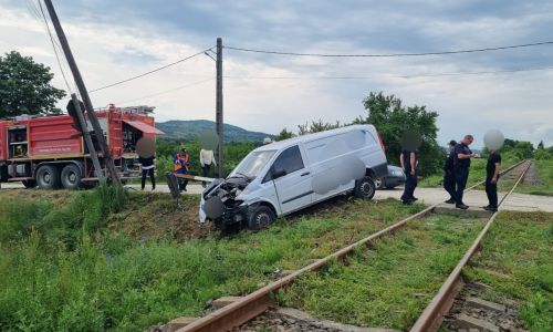Autoutilitară lovită de tren în Argeș