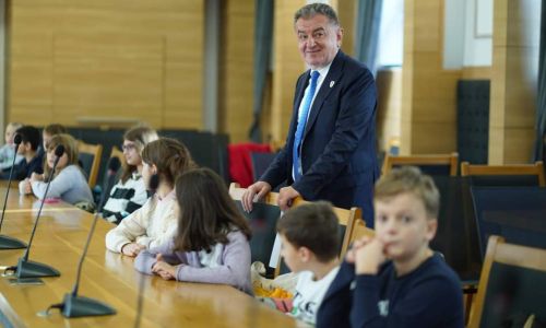 21 de elevi din Pitești s-au întâlnit cu primarul Cristian Gentea