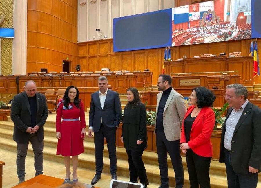 Simona Bucura Oprescu împreună cu Marcel Ciolacu, alături de câmpulungeni, în Parlament