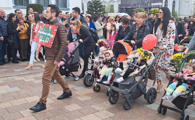 A început Parada Florilor în Centrul Piteştiului