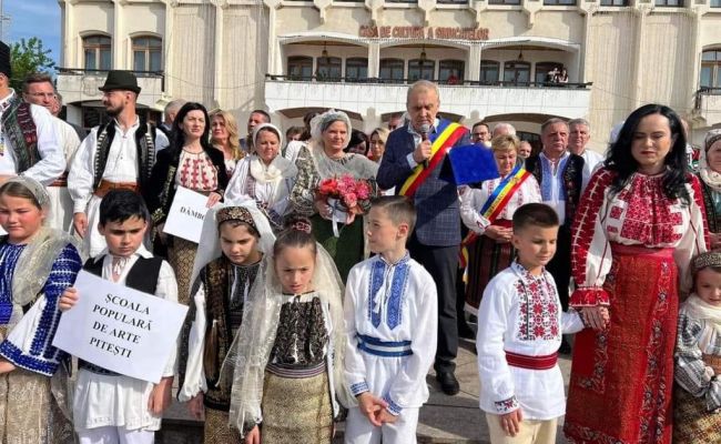 Mii de persoane au fost prezente la Mioveni, la parada portului popular