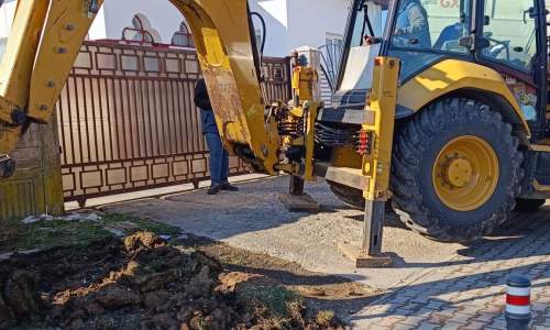 Intervenție cu buldoexcavatorul pentru identificarea branșamentelor de apă ilegale în comuna Bradu
