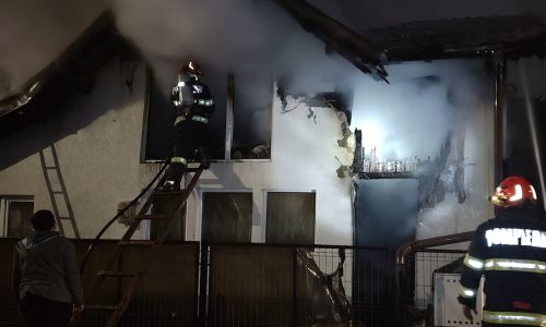 Incendiu puternic în comuna Rucăr
