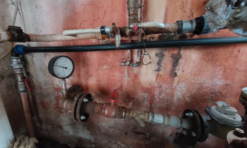 Branșament de apă clandestin identificat la o asociație de proprietari din Pitești