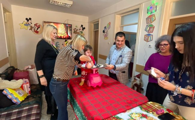 Adrian Bughiu și sotia sa i-au serbat ziua și tăiat moțul unei micuțe dintr-un centru maternal