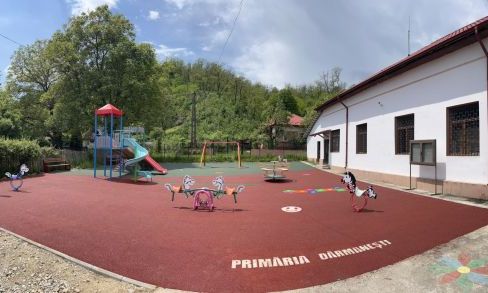 Loc de joacă modern în comuna Dârmănești