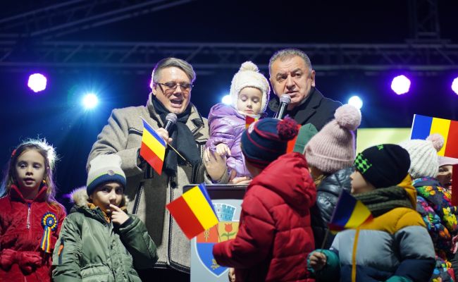 Primarul Gentea a aprins iluminatul festiv, alături de minunaţii copii ai Piteştiului