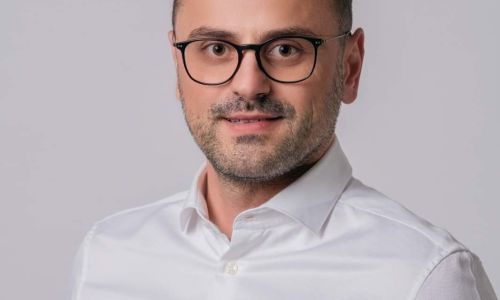 Medicul Remus Mihalcea îl pune la punct pe prefect! "Ți-ai petrecut tinerețea lipind afișe, ca să ajungi astăzi prefect și să le faci atât de mult rău argeșenilor"