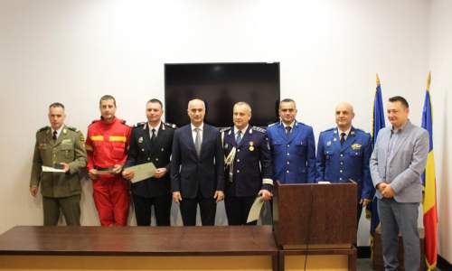 Cinci eroi din Argeş au fost premiaţi de către prefectul Radu Perianu