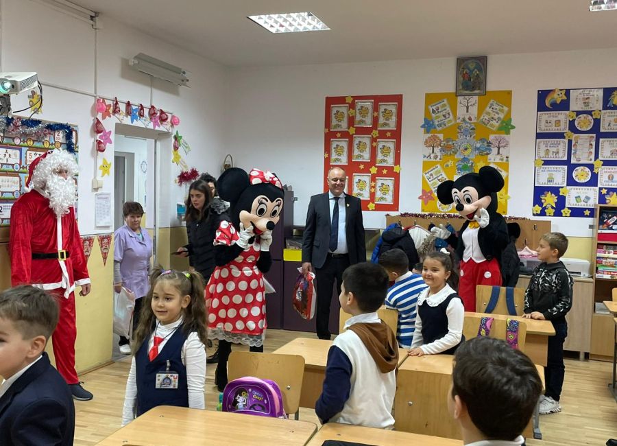 Primarul de la Mărăcineni, CADOURI pentru elevii din comună