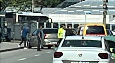 ACUM! Accident cu DOUĂ MAȘINI în Pitești