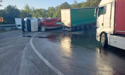 Accident în Argeș! Un camion s-a RĂSTURNAT