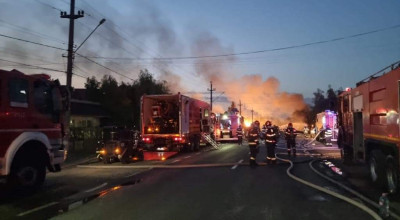 EXPLOZII puternice la Crevedia! Zeci de pompieri au fost răniți