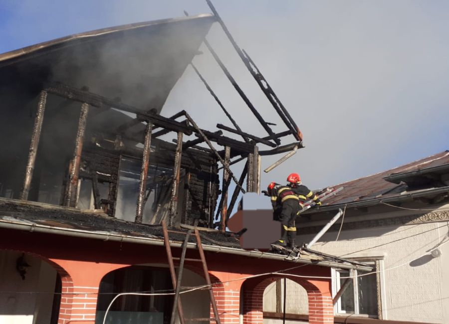 ACUM! INCENDIU puternic în Argeș! ARDE o casă