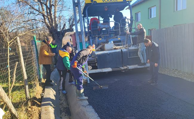 Ample lucrări de asfaltare în comuna Bogaţi!