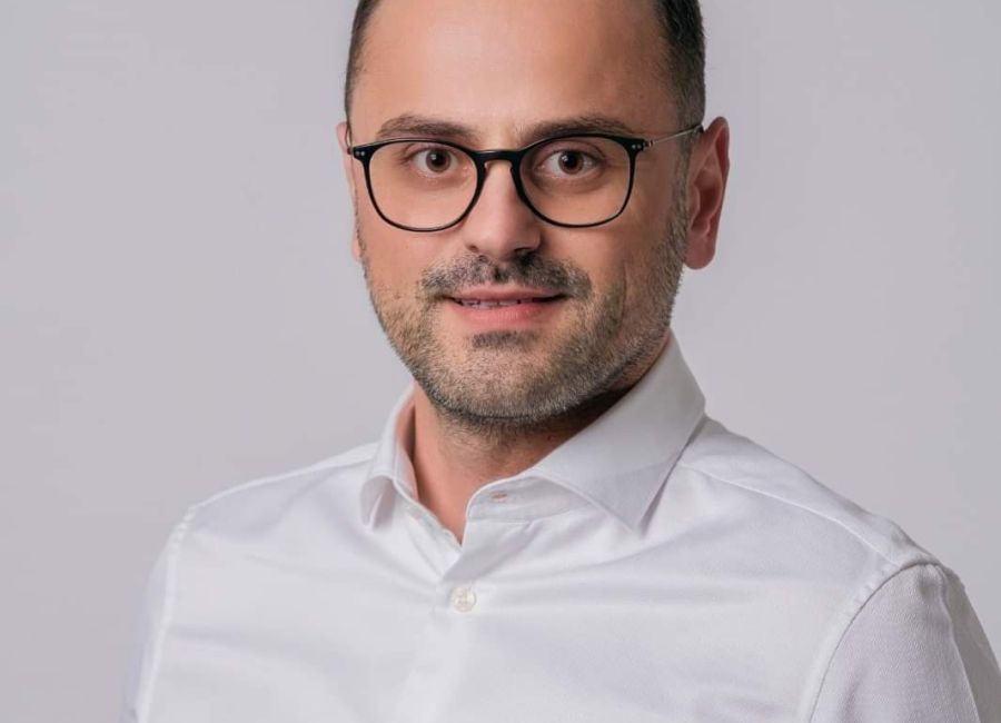 Medicul Remus Mihalcea: “Dragoș Predescu, trezește-te copile! Unii dintre cei cărora le pui viețile in pericol pot fi părinții sau bunicii tăi, ai mei sau ai oricăruia dintre argeșeni!”