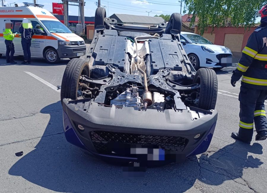 ACUM! Accident în Piteşti! O maşină s-a RĂSTURNAT