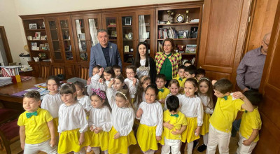 Primarul Cristian Gentea a primit vizita prichindeilor de la o grădiniţă din Piteşti
