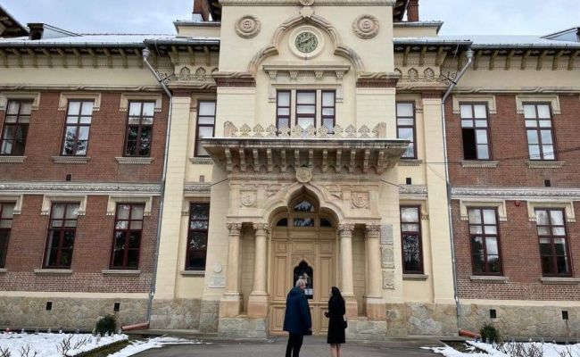 Simona Bucura Oprescu: 'Susținem învățământul pedagogic din Câmpulung și din România'