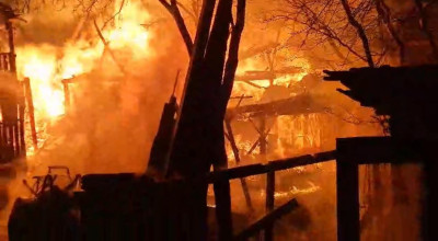 Azi-noapte, INCENDIU URIAȘ într-o GOSPODĂRIE din Argeș!