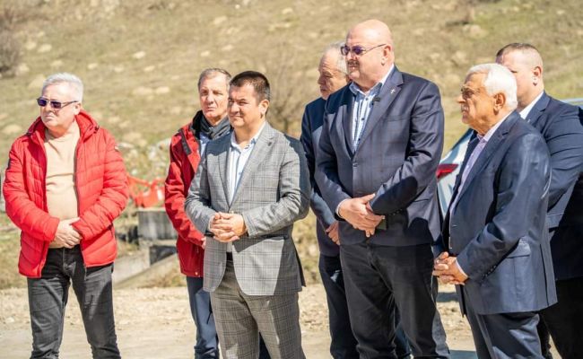 Petre Daea: “Îl felicit pe Ion Mînzînă pentru investițiile record din județul Argeș și pentru că tot timpul este alături de producătorii agricoli!”