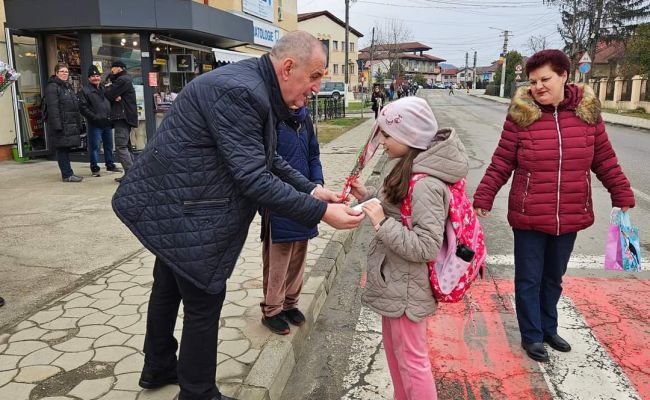 Primarul Nicolae Velcea a oferit mărțișoare doamnelor și domnișoarelor
