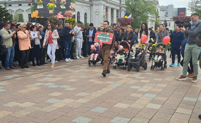A început Parada Florilor în Centrul Piteştiului