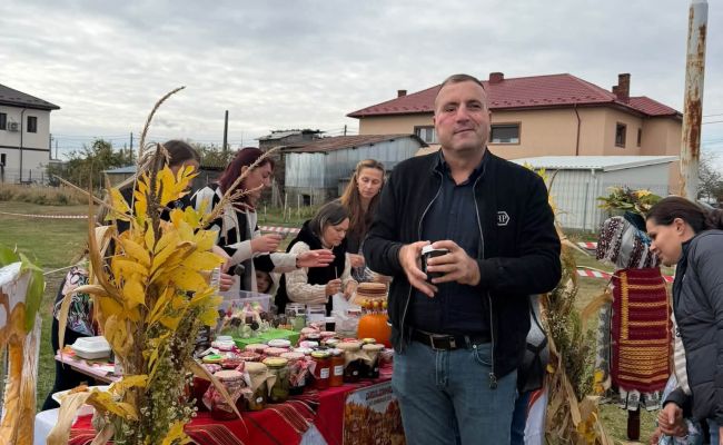 Tinerii de la PSD Argeș, la Târgul Toamnei de la Poiana Lacului. Banii din vânzarea produselor vor fi donați unei familii nevoiașe