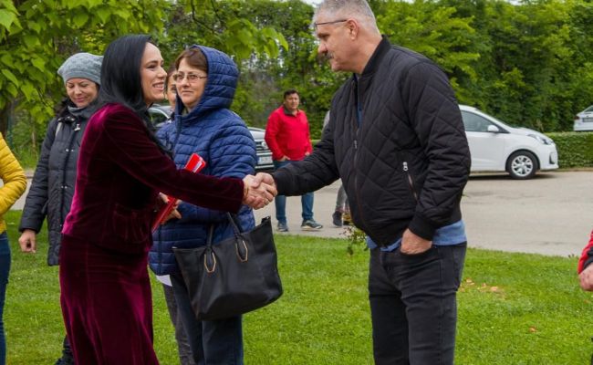 Ministrul Simona Bucura-Oprescu, președintele CJ Argeș Ion Mînzînă și primarul Cristian Gentea s-au întâlnit cu angajatorii și candidații de la Bursa Locurilor de Muncă de la Pitești! Argeșul se dezvoltă prin investiții majore care aduc locuri de muncă pl