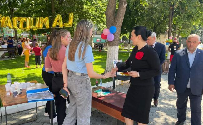 Ministrul Simona Bucura-Oprescu: "Copilăria este mâna întinsă de Dumnezeu către Pământ"
