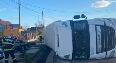 Accident în Argeş! Un TIR s-a RĂSTURNAT