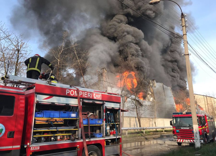 O casă a luat FOC în Argeș! O bătrână a fost RĂNITĂ