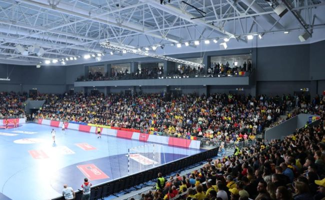 Marcel Ciolacu împreună cu Cristian Gentea la meciul de handbal România-Portugalia de la Pitești