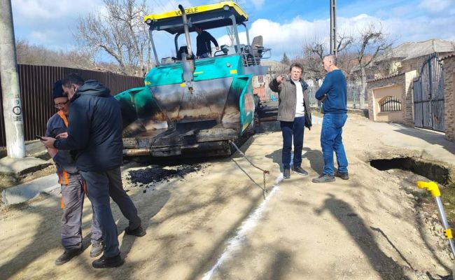 Lucrări de asfaltare în comuna Bogați