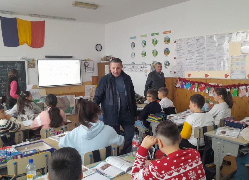 Primarul comunei Bradu, mesagerul lui Moș Crăciun pentru copiii din localitate