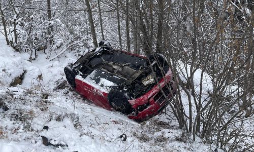 ACUM! Accident în Argeș! S-a RĂSTURNAT cu mașina într-o RÂPĂ