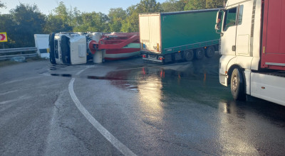 Accident în Argeș! Un camion s-a RĂSTURNAT