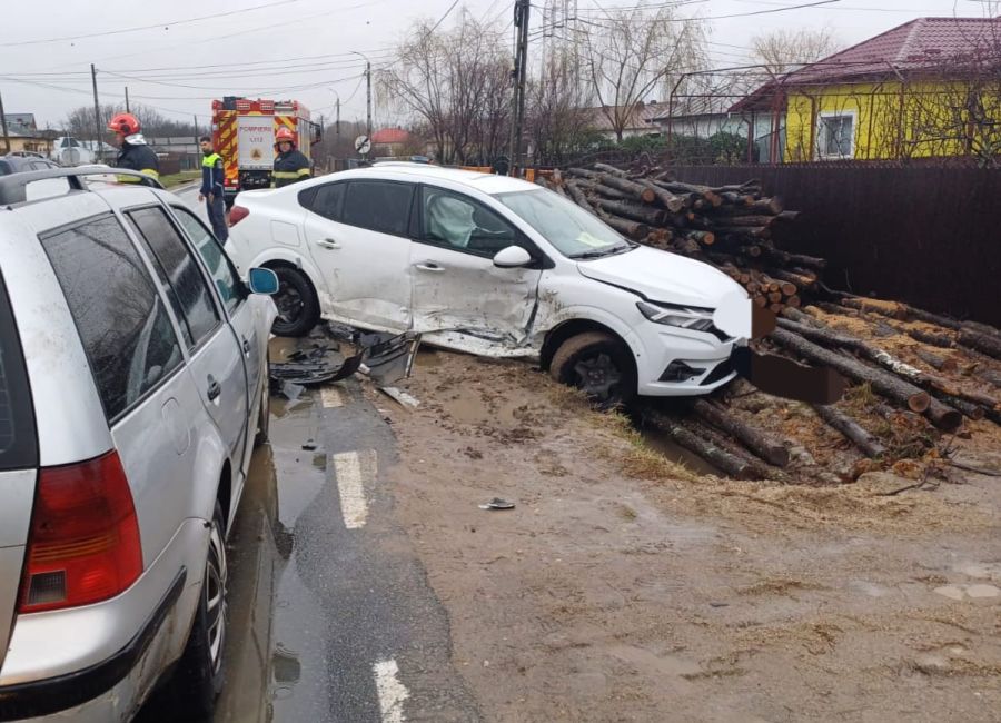 Accident în Argeș! A ajuns cu mașina într-un canal