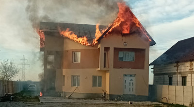 Incendiu puternic în Argeș! A luat FOC o VILĂ